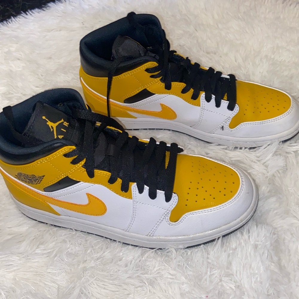 Air Jordan 1 Mid 8.5. White university gold-black Blanc/Noir or universite